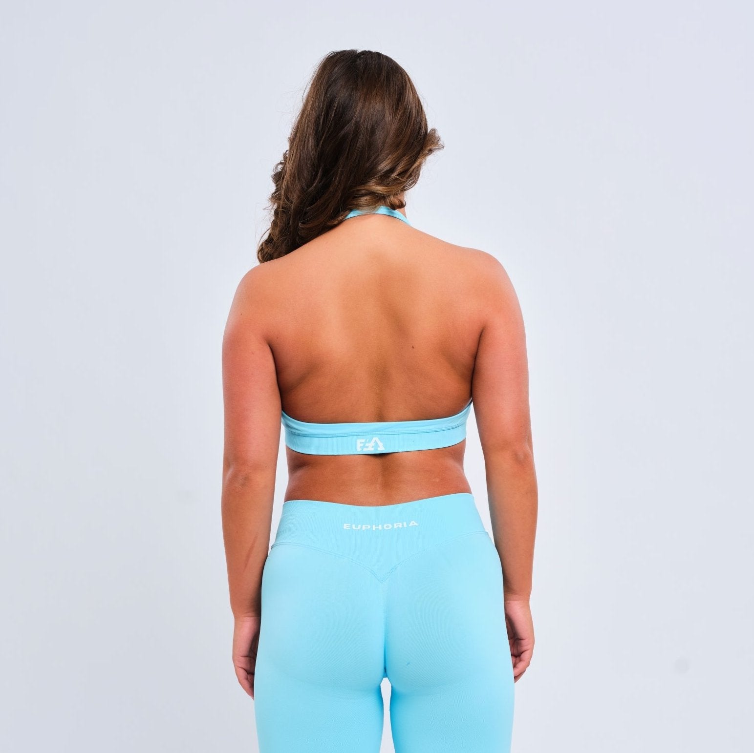 Elegant halter en beha combinatie voor optimale ondersteuning en stijl, perfect voor dagelijks comfort.